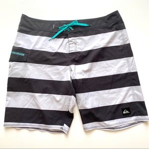 QUIKSILVER Black and white stripes swim trunk